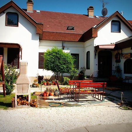 Hotel Palota Budapeste Exterior foto
