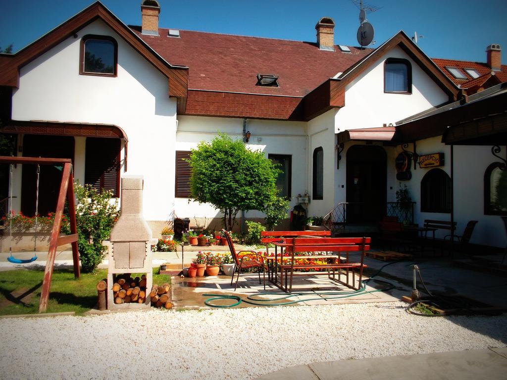 Hotel Palota Budapeste Exterior foto